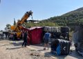 Tır devrildi, iş makinesi parçaları yola saçıldı