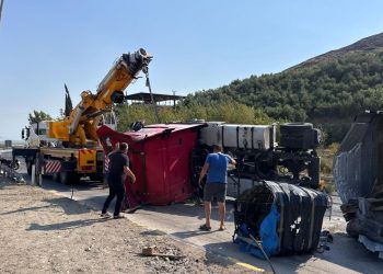 Tır devrildi, iş makinesi parçaları yola saçıldı