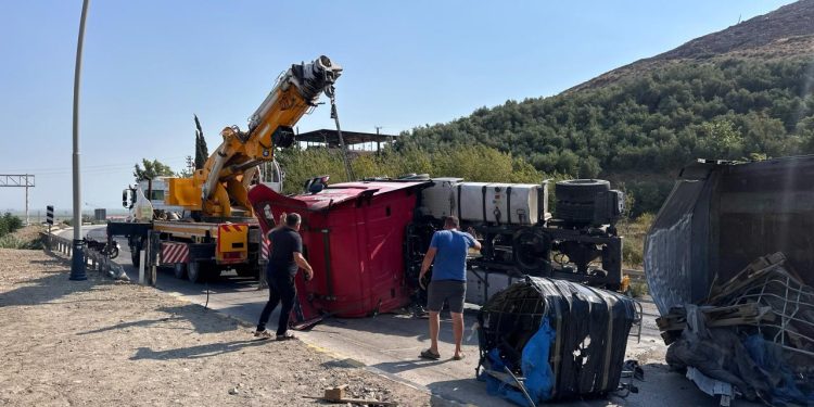 Tır devrildi, iş makinesi parçaları yola saçıldı