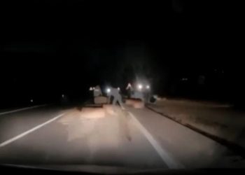 Kazayı fark ettirmek için yola saman balyası koyarken otomobil çarptı