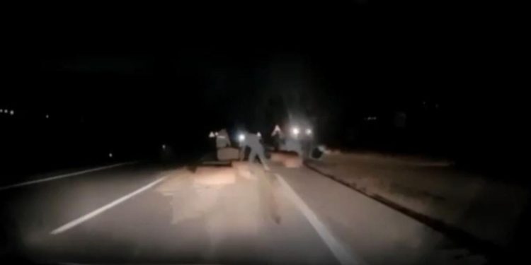 Kazayı fark ettirmek için yola saman balyası koyarken otomobil çarptı