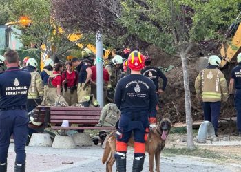 Büyükçekmece’de toprak kayması meydana geldi