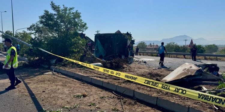 Kayseri’de devrilen yolcu otobüsündeki 20 kişi yaralandı