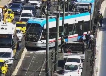 Beyoğlu’nda tramvay raydan çıktı