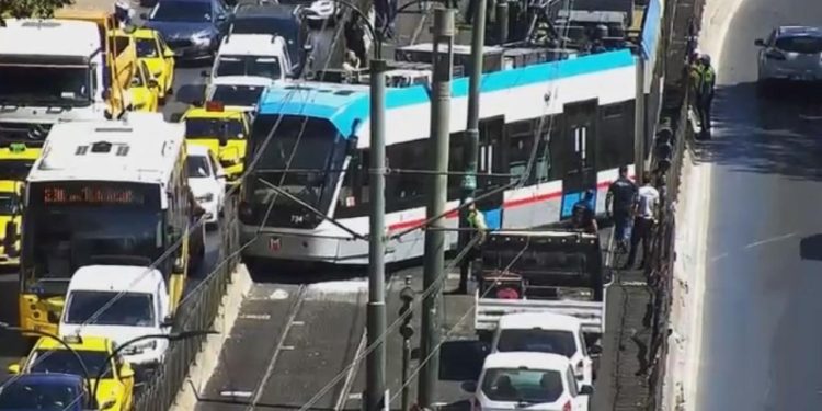 Beyoğlu’nda tramvay raydan çıktı
