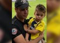 Fenerbahçe formalı çocuğu güvenli bölgeye götüren Komiser Yardımcısı o anları anlattı