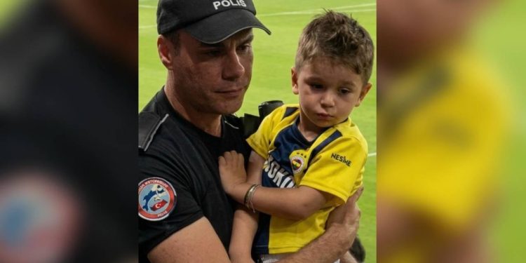 Fenerbahçe formalı çocuğu güvenli bölgeye götüren Komiser Yardımcısı o anları anlattı