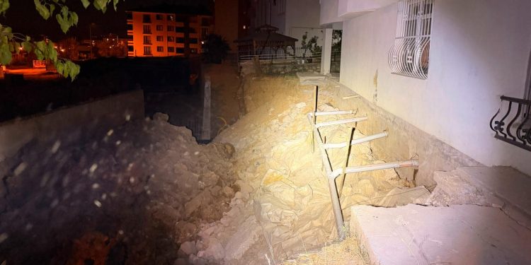 Tunceli’de temel kazısı sırasında toprak kayması oldu