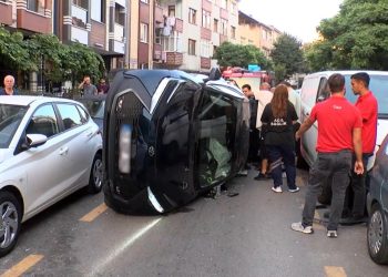 Ümraniye’de park halindeki araçlara çarpan otomobil devrildi