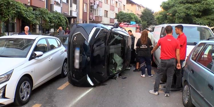 Ümraniye’de park halindeki araçlara çarpan otomobil devrildi