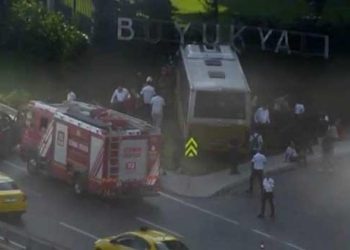 Zeytinburnu’nda İETT otobüsü bahçe duvarına çarptı