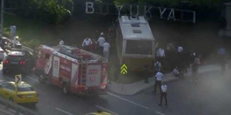 Zeytinburnu’nda İETT otobüsü bahçe duvarına çarptı