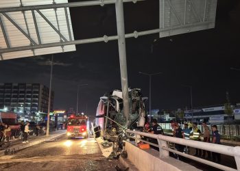 Adana’da yolcu otobüsü tabela direğine çarptı: 11 yaralı