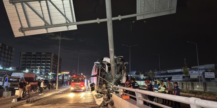 Adana’da yolcu otobüsü tabela direğine çarptı: 11 yaralı