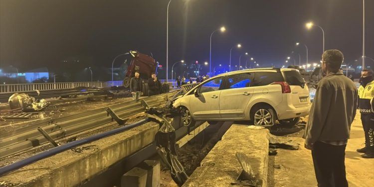 Afyonkarahisar’da tuğla yüklü tır ile 3 otomobil çarpıştı
