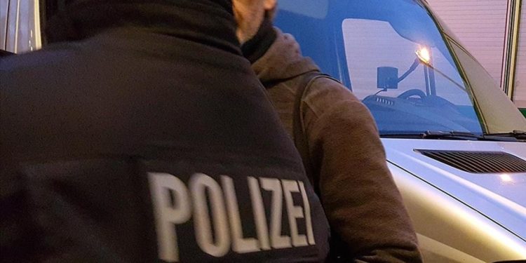 Almanya’da çatışma sırasında olay yerinden kaçan 2 kadın polis memuriyetten ihraç edildi