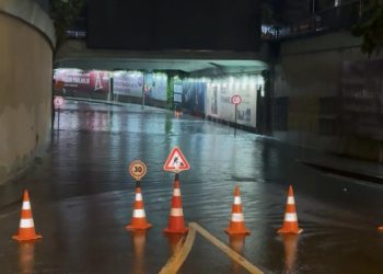 İstanbul’da Zincirlikuyu’daki alt geçidi su bastı