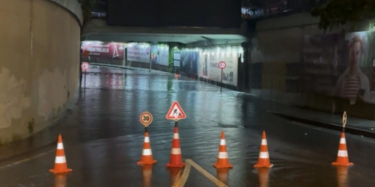 İstanbul’da Zincirlikuyu’daki alt geçidi su bastı