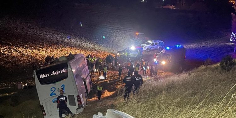 Amasya’da yolcu otobüsü tarlaya girdi: 24 yaralı