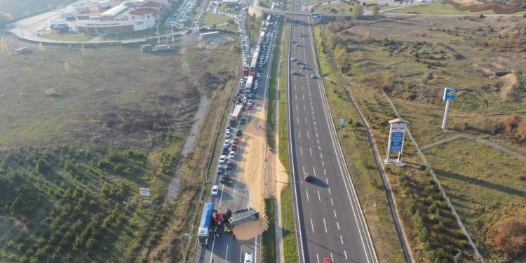 Anadolu Otoyolu’nun Kocaeli kesiminde bariyere çarpan tır ulaşımı aksattı