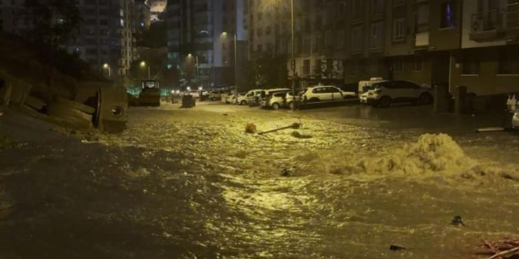 Ankara’da yağmur yağdı, rögarlar taştı: Evler su altında kaldı