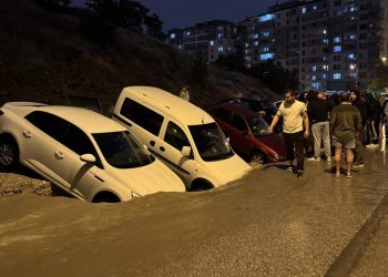 Keçiören’de sağanak sonrası yol çöktü