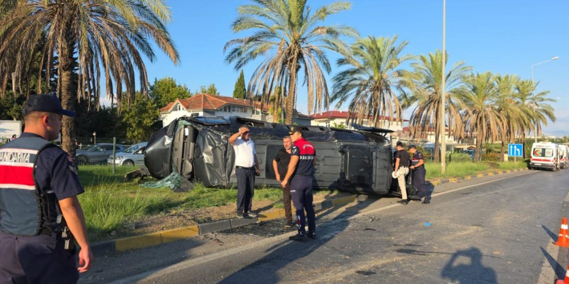 Antalya’da tur minibüsü ve 2 otomobil çarpıştı: 16 yaralı