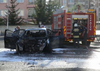 Park halindeki otomobil bir anda alev aldı
