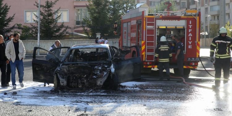 Park halindeki otomobil bir anda alev aldı