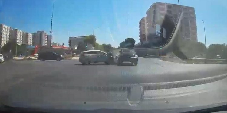 Aydın’da kırmızı ışık ihlali kazayla sonuçlandı: 3 yaralı