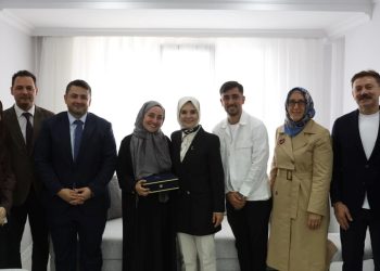 Bakan Göktaş, evlilik kredisinden yararlanan evli çiftin ilk misafiri oldu