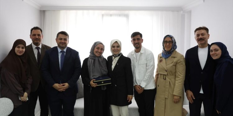 Bakan Göktaş, evlilik kredisinden yararlanan evli çiftin ilk misafiri oldu