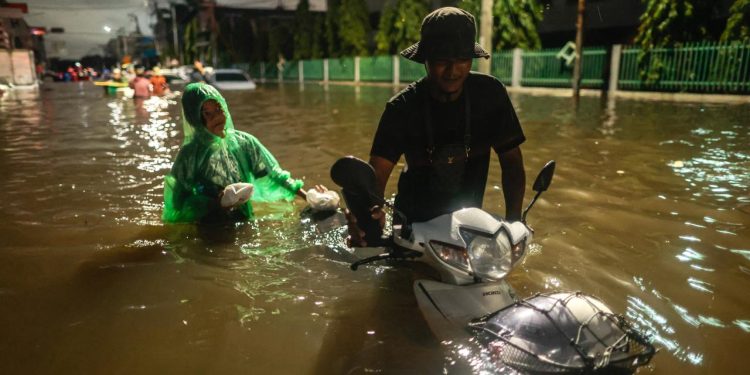 Tayland’ın başkenti Bangkok’ta etkili olan seller nedeniyle binlerce kişi tahliye edildi