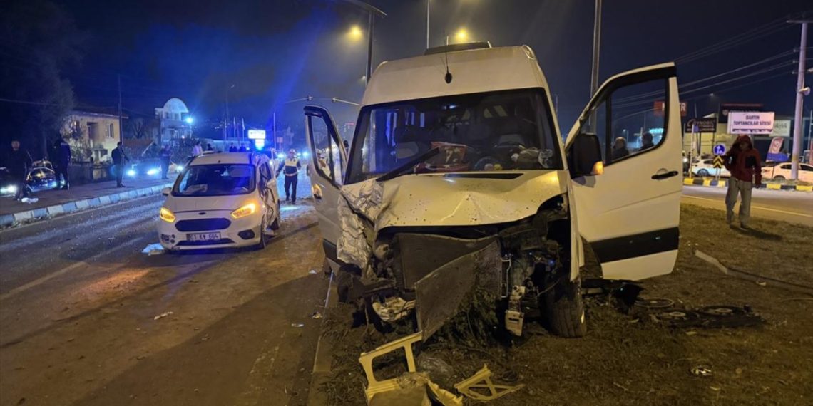 Bartın’da minibüs ile hafif ticari araç çarpıştı: 21 yaralı