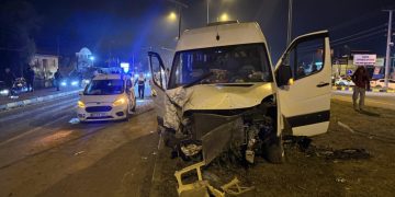 Bartın’da minibüs ile hafif ticari araç çarpıştı: 21 yaralı