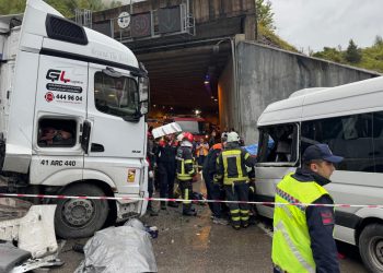 Bartın’da minibüs ile tır çarpıştı: 1 ölü, 11 yaralı
