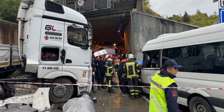 Bartın’da minibüs ile tır çarpıştı: 1 ölü, 11 yaralı