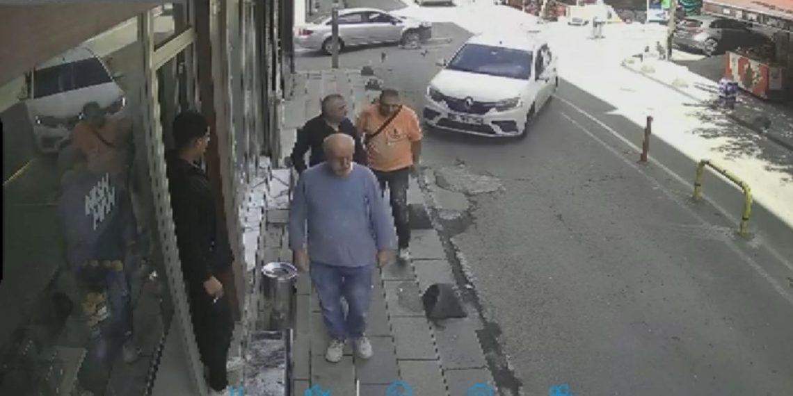 Bayrampaşa’da kaza yapan otomobil kaldırımdaki yayalara çarptı: 5 yaralı