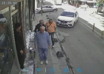 Bayrampaşa’da kaza yapan otomobil kaldırımdaki yayalara çarptı: 5 yaralı