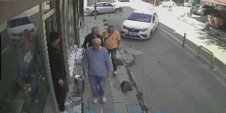Bayrampaşa’da kaza yapan otomobil kaldırımdaki yayalara çarptı: 5 yaralı