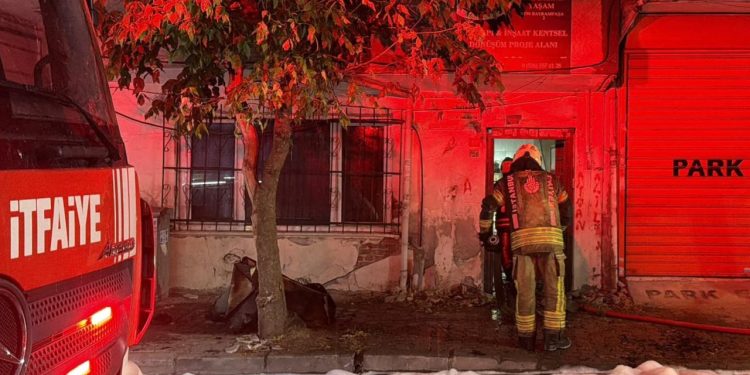 İstanbul’da metruk binada başlayan yangın apartmana sıçradı