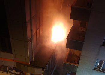 Beykoz’da 7 katlı iş merkezinde yangın çıktı