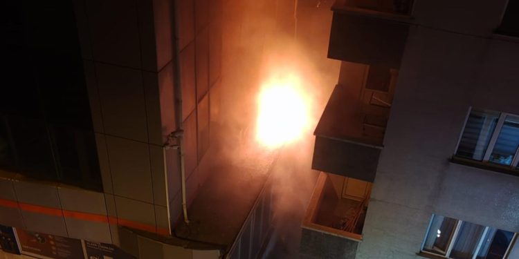 Beykoz’da 7 katlı iş merkezinde yangın çıktı