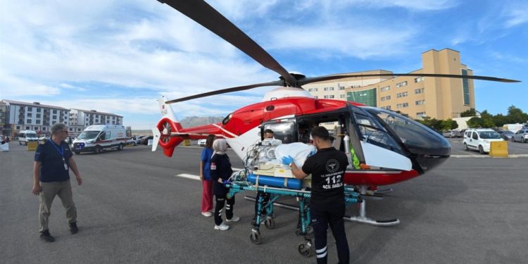 Ambulans helikopter kalp hastası bebek için havalandı