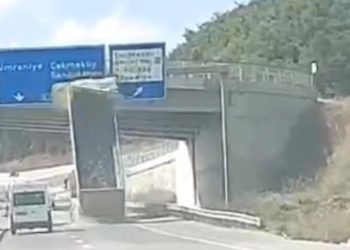 Çekmeköy’de dorsesi açılan hafriyat kamyonu üst geçide çarptı