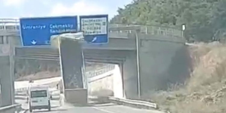 Çekmeköy’de dorsesi açılan hafriyat kamyonu üst geçide çarptı