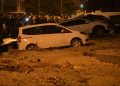 Ankara’da yol çöktü: 20 araç hasar gördü