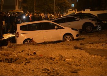 Ankara’da yol çöktü: 20 araç hasar gördü