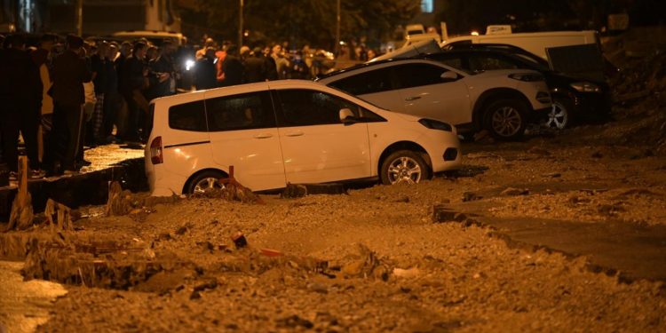 Ankara’da yol çöktü: 20 araç hasar gördü