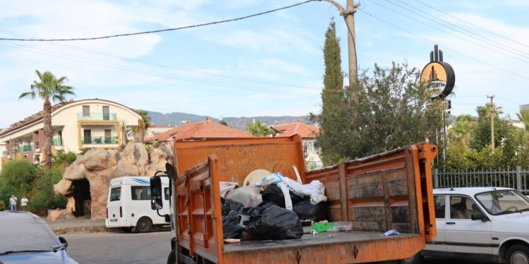 Yalnız yaşayan kadının evinden bir kamyon çöp çıkarıldı